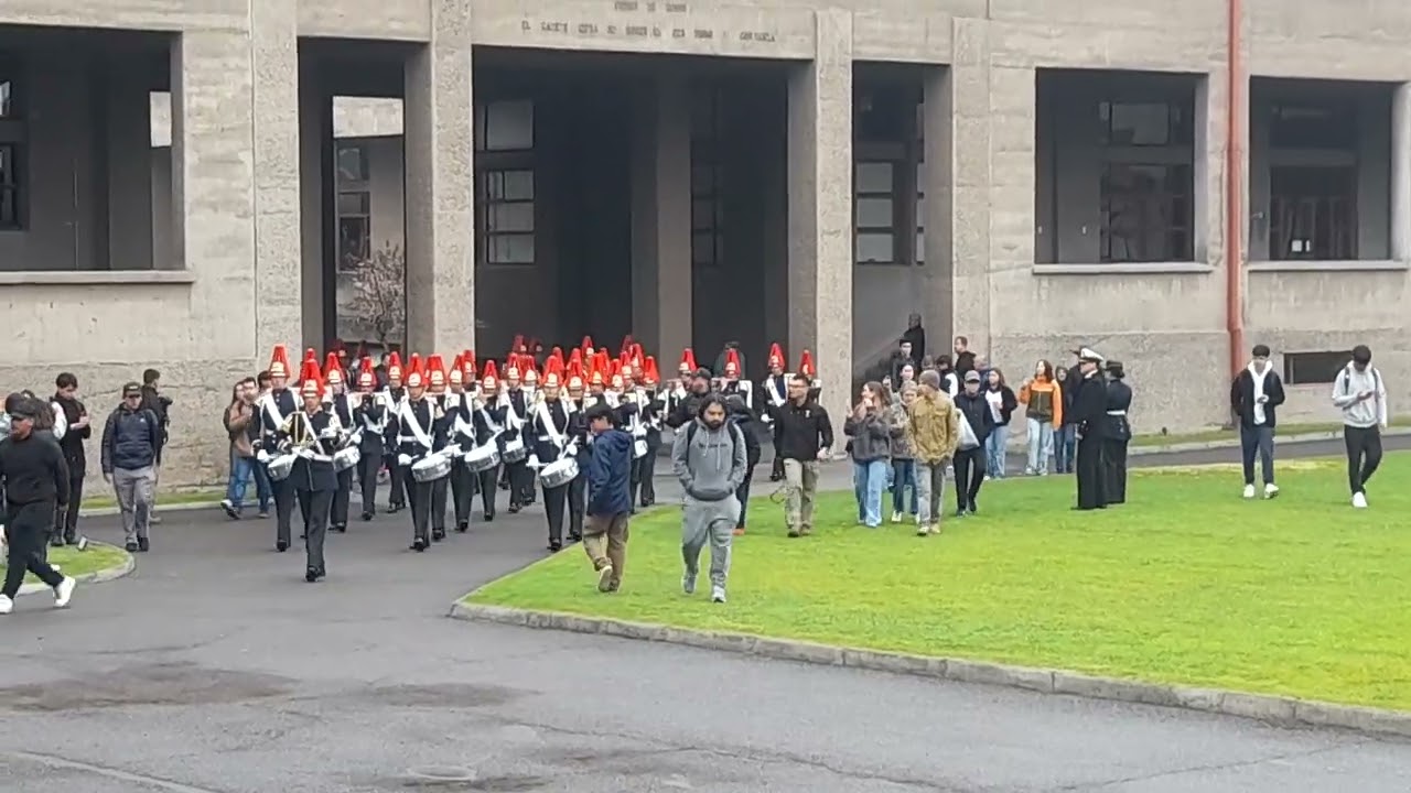 Llegada al patio interior banda de guerra escuela militar