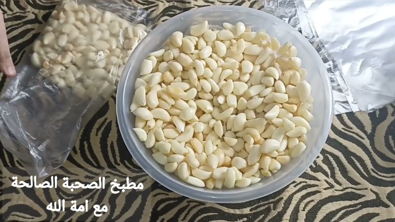 تقشير التوم بطريقة الشركات وحفظه لو قدامك ٢٠ كيلو