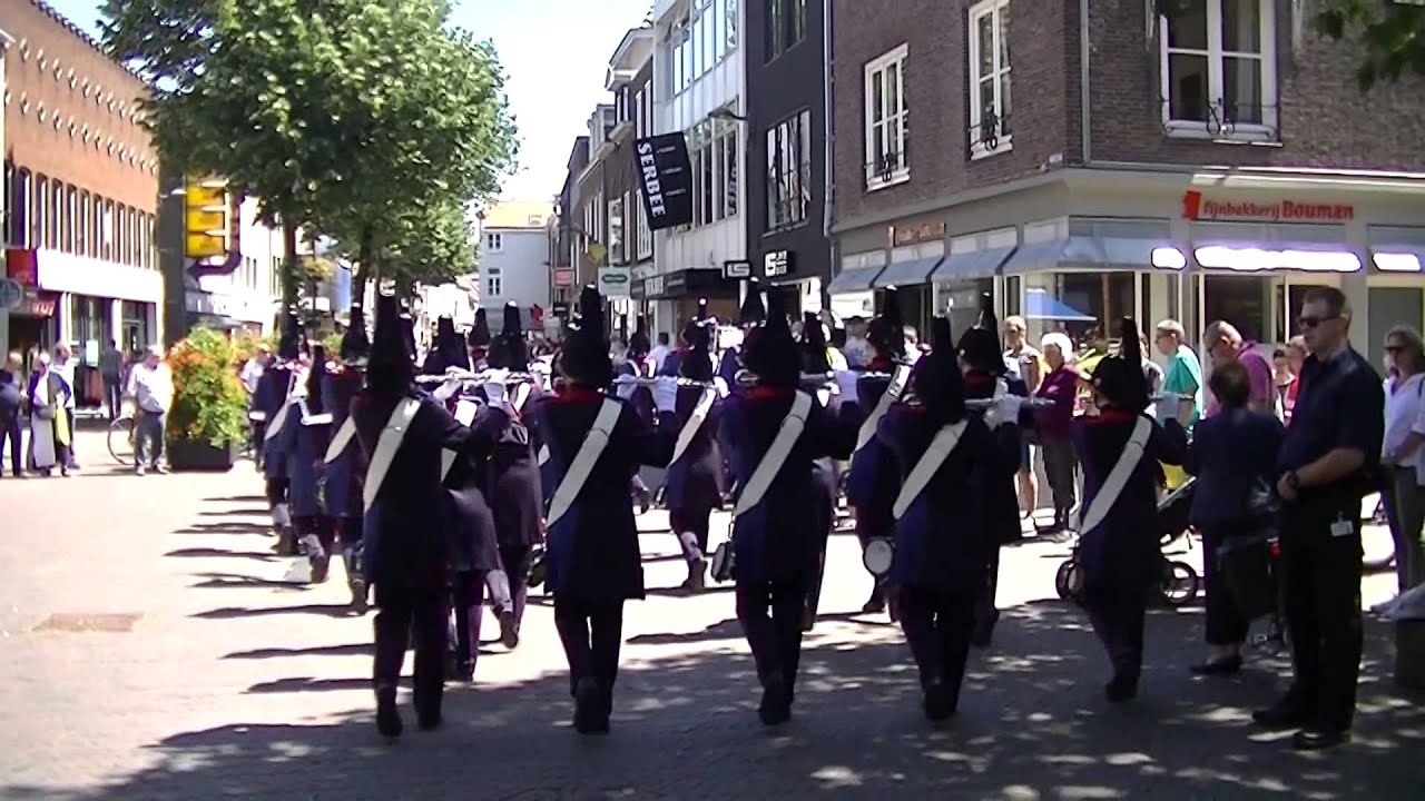 Pasveerkorps Leeuwarden - Streetparade Tiel 2015