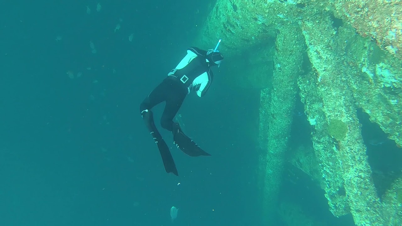 Spearfishing .... Dubai - 20 April 2019 - Rig & Moon