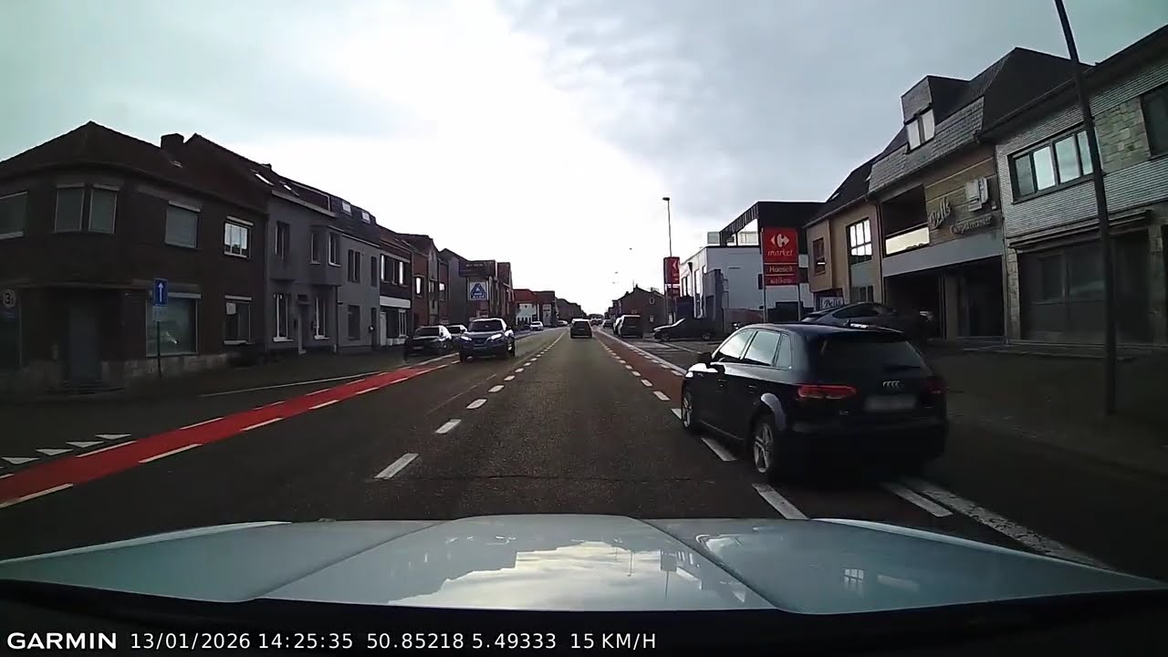 DASHCAM A hurried driver overtakes on the right on a cycle path because he had to wait for 3 seconds