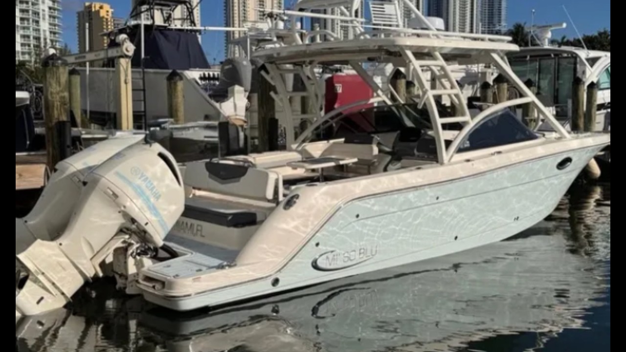 2021 Robalo 317 ( Low Hours , First Owner )