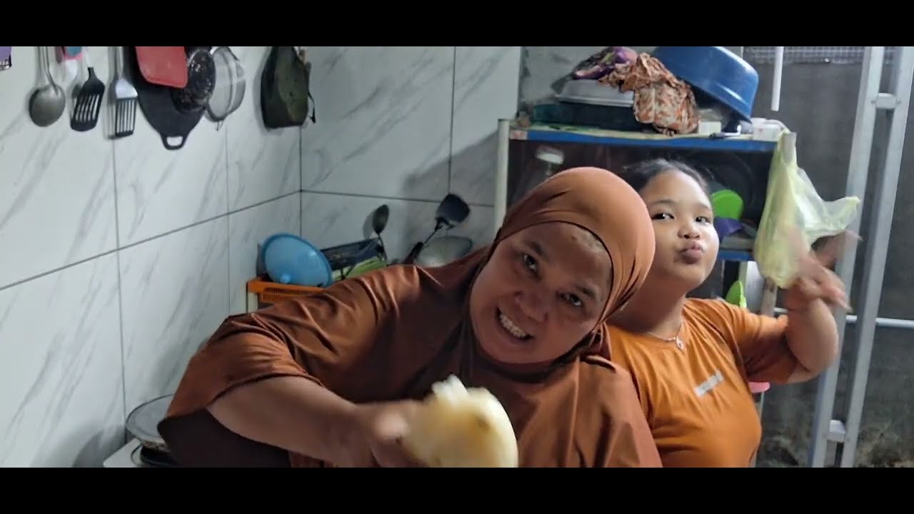 Berbuka hari ke5  masak  di temani anak gadis kita masak sop bakso dan bikin es timun suri  cee
