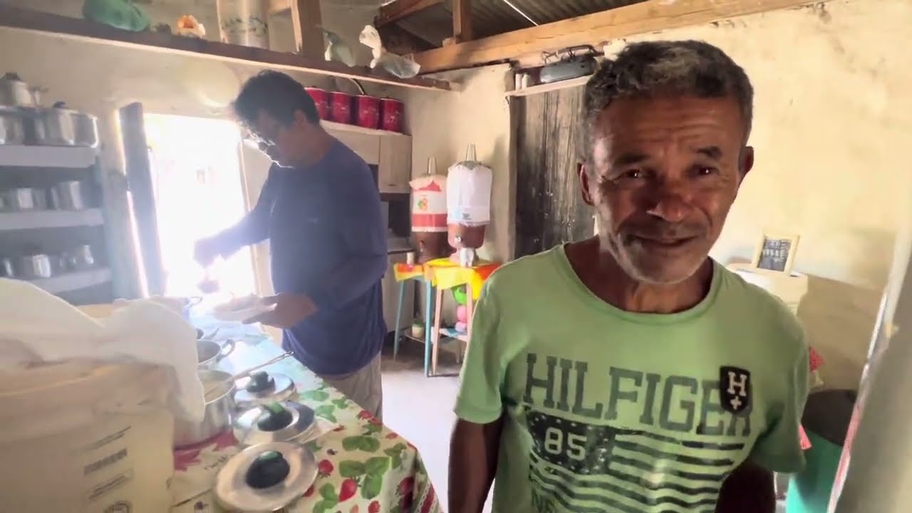 VISITA NA CASA DE FINO, ELE PREPAROU UMA GALINHA CAIPIRA MARAVILHOSA 