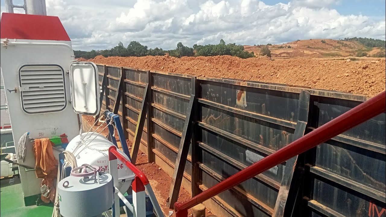 Kapal Tugbout tanjung bahari 53 tongkang kandas