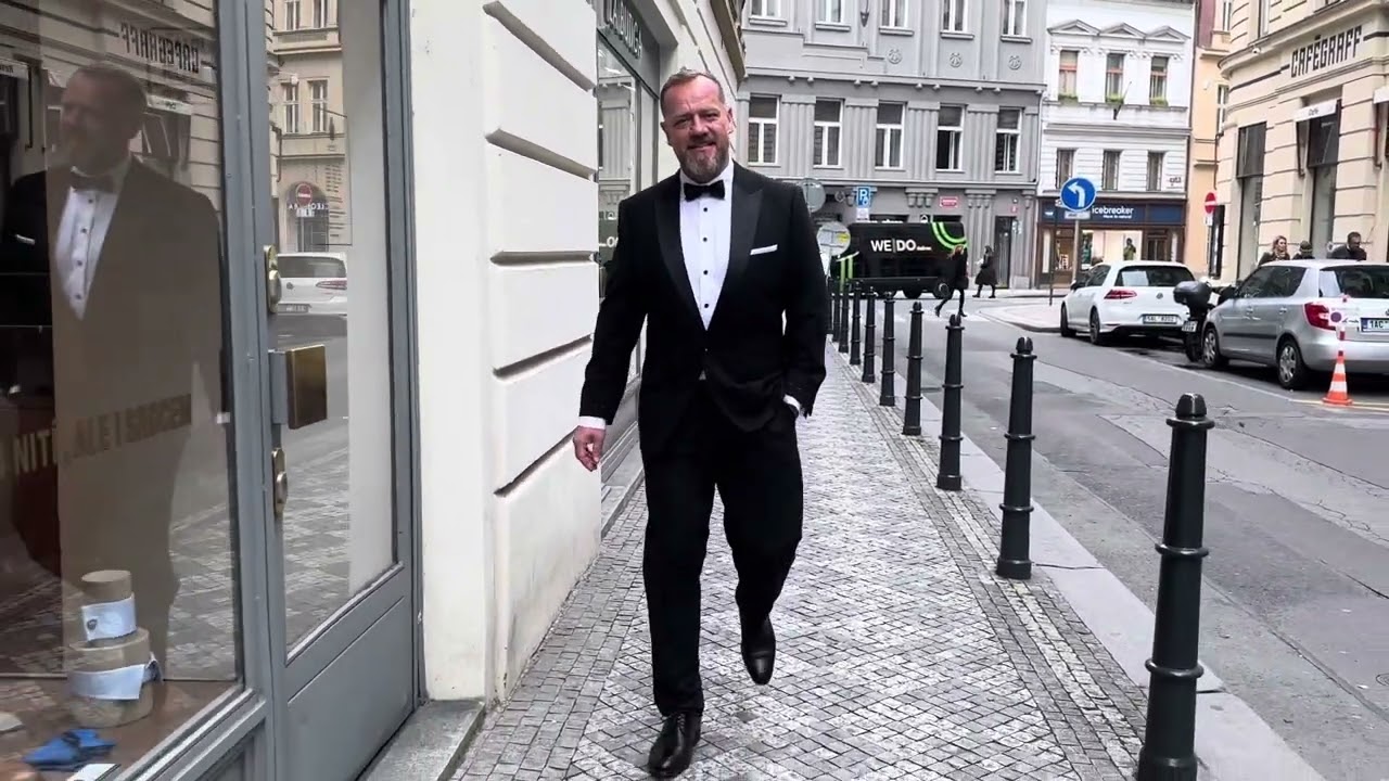 Filip Blažek je charismatick&yacute; herec, kter&yacute; hraje drsň&aacute;ky ve filmech a detektivk&aacute;ch. Po tom co si vyz
