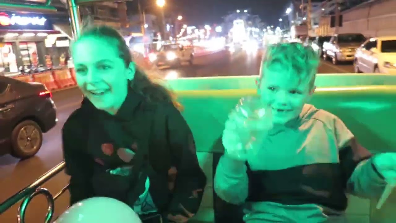 Tuk Tuk tur i Thailand, med en super sjov sang
