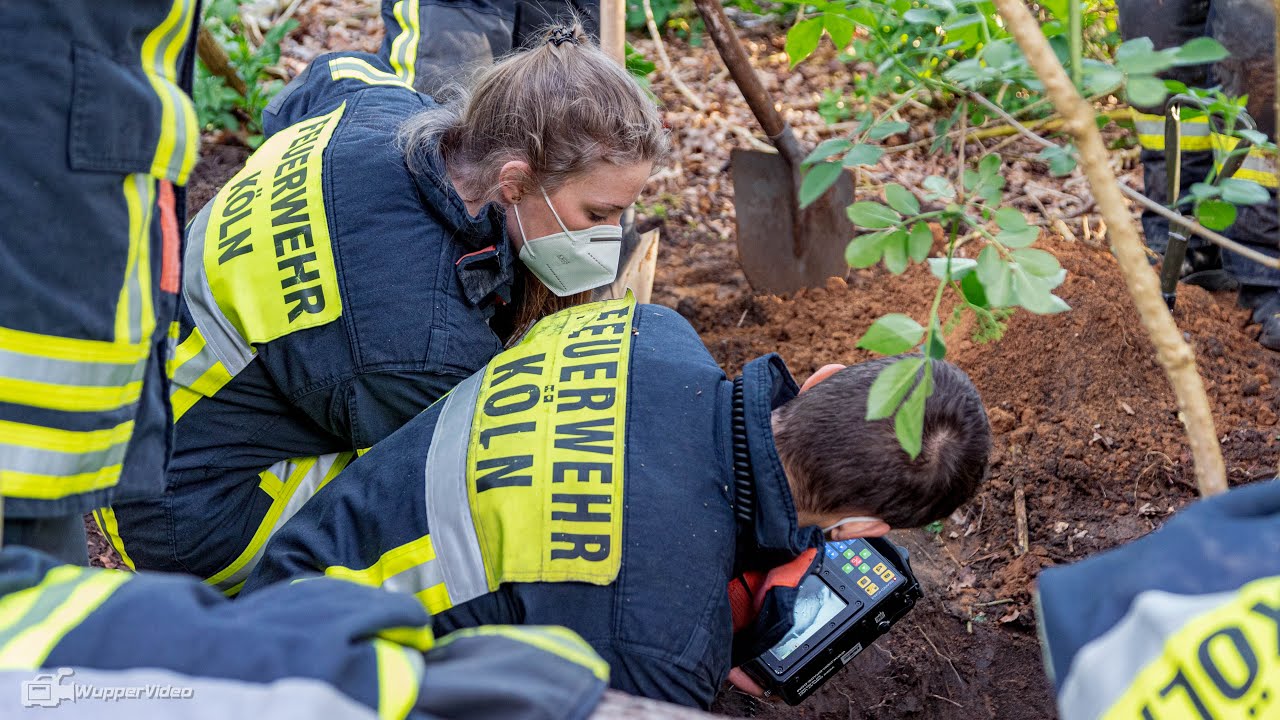 Hund in Kaninchenbau vermisst - aufwändiger Ortungs-Einsatz für die Feuerwehr Köln | 17.05.2021