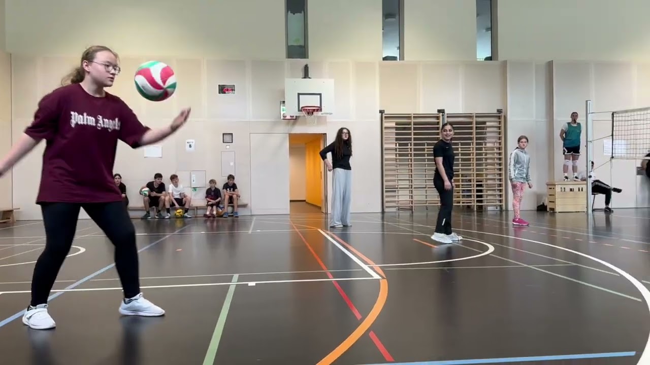 Erstes Volleyballturnier an unserer Schule – Schüler & Lehrer im Duell