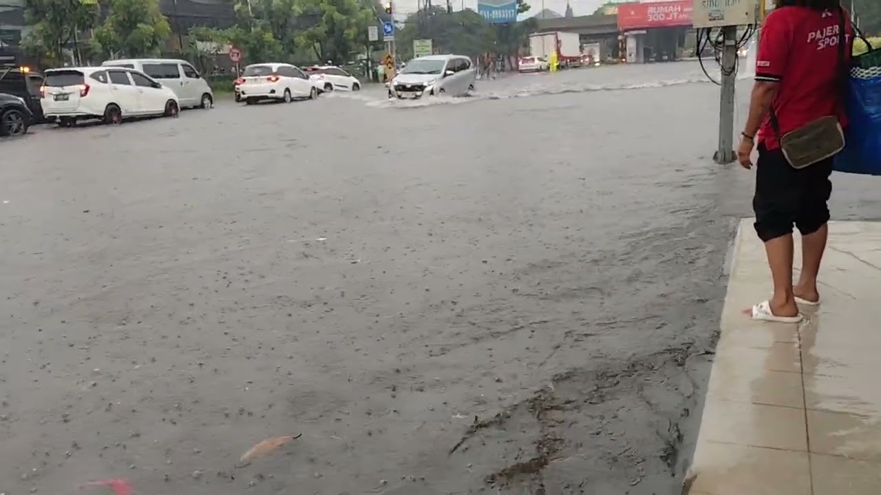 🔥🔥Unstoppable Storm: Heavy Rain Turns City Streets Into Rivers