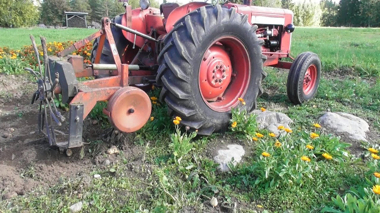 Valmet 565 ja Esko perunannostokone pellolla