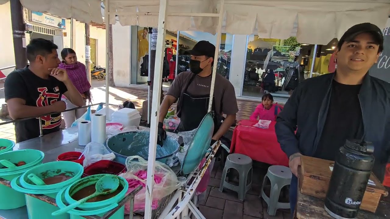 Todos los puestos de comida en la Plaza Principal de Tangancícuaro Michoacán por la mañana