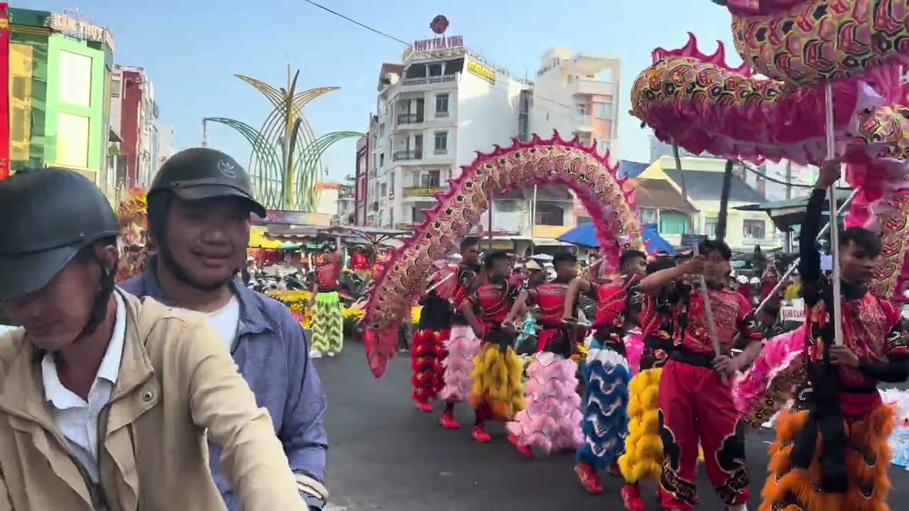 Múa lân mừng xuân tại Trà Vinh