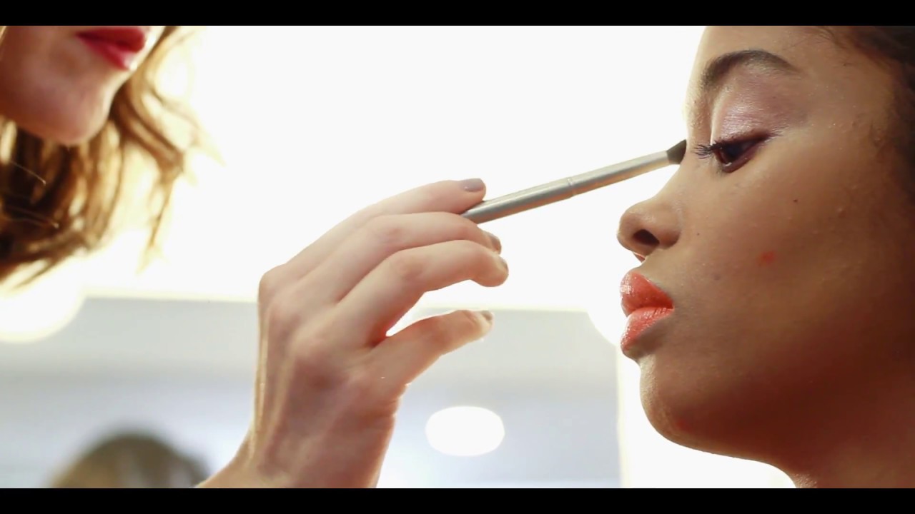 BACKSTAGE MAKEUP MONOCHROMATIC