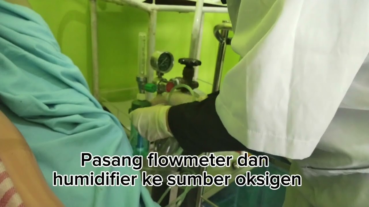 MEMBERIKAN OKSIGEN SIMPEL MASK 