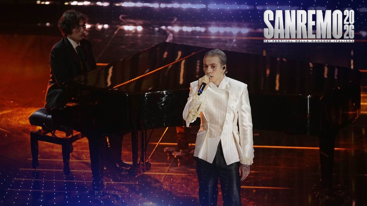 Sanremo 2026 - Chiello canta Mi sono innamorato di te con al pianoforte il Maestro Saverio Cigarini
