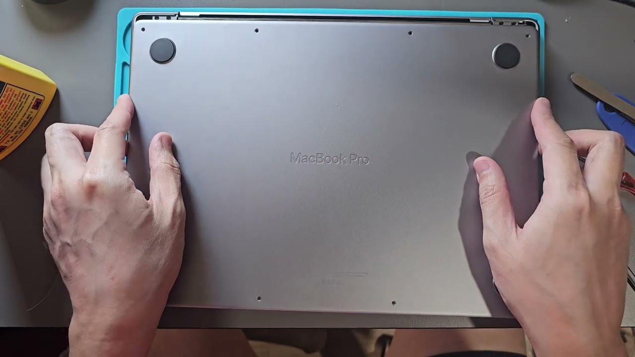 เปลี่ยนแบตเตอรี่ Macbook Pro 14 นิ้ว (1st gen)