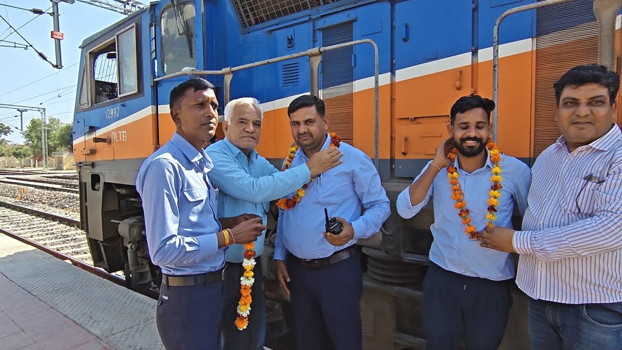 श्रीगंगानगर से हनुमानगढ़ के रास्ते गोरखपुर जाने वाली गाड़ी का स्वागत किया...