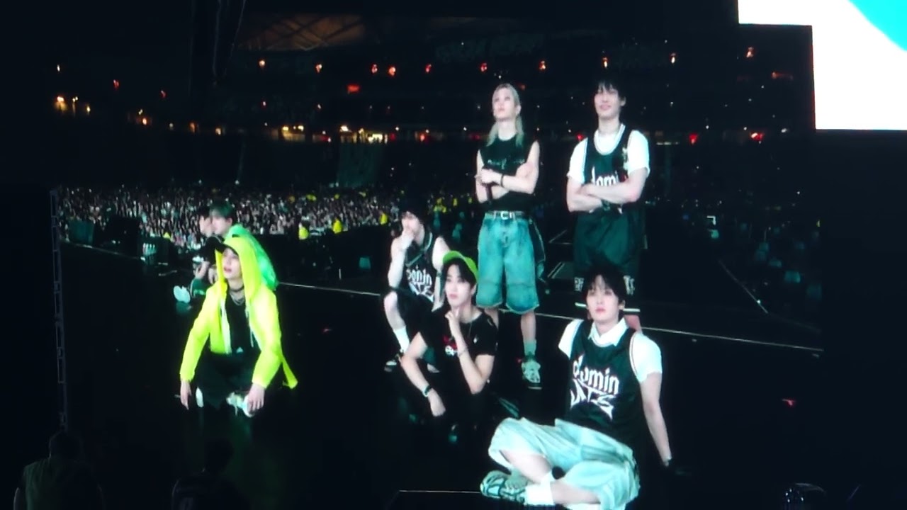 Encore Ment + SKZ Reaction on SG Stays Message - Singapore Stray Kids DominATE  Concert - SKZ Fancam