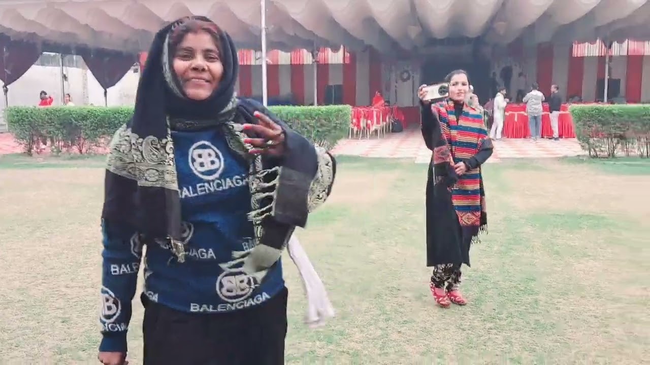 यूट्यूब वाले बाबा से मिलने आई हूं चंदेल गार्डन