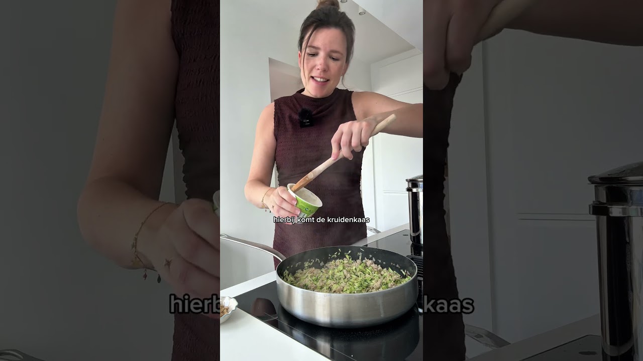 Snelle pasta met courgette, kruidenkaas, kippengehakt en verse basilicum 🌿