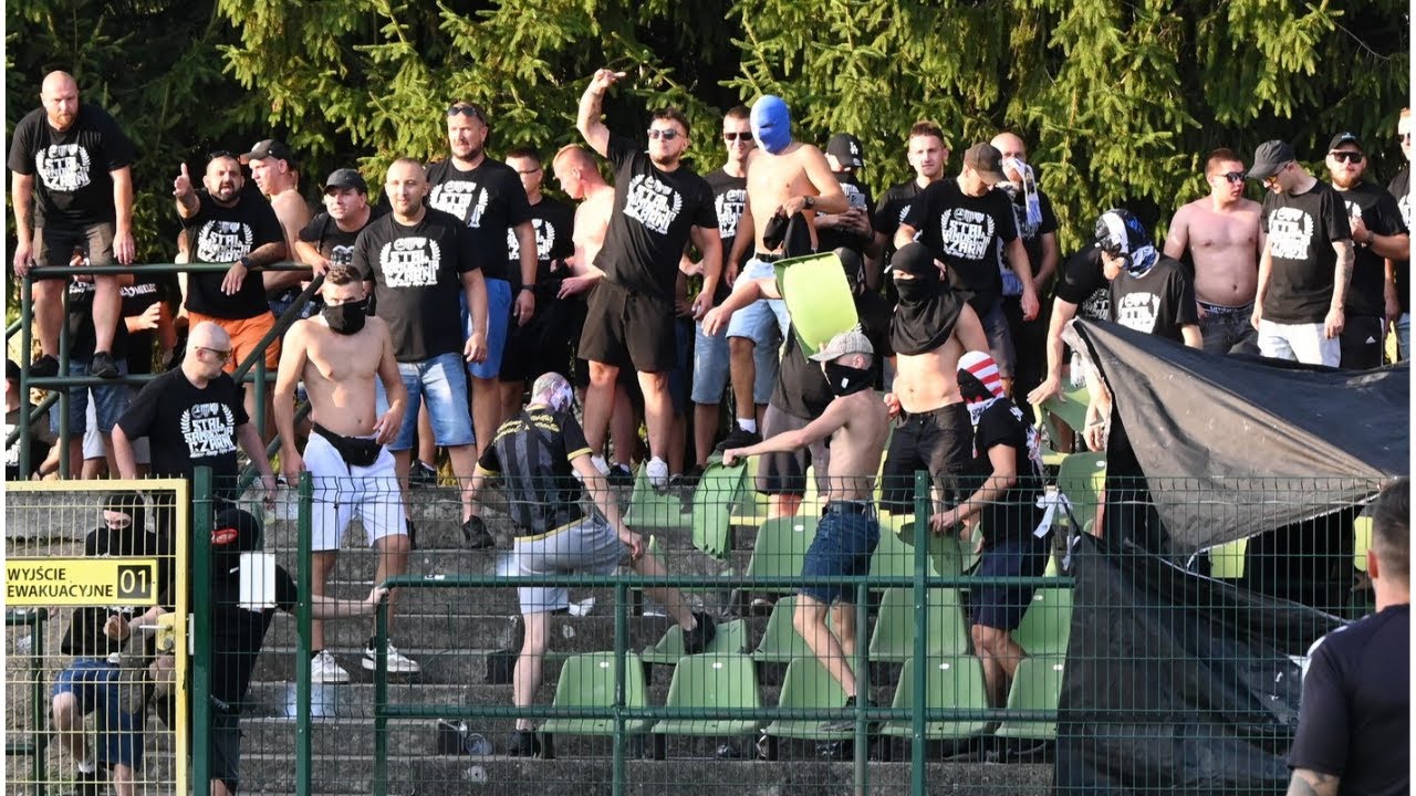 Zadyma na trybunach podczas meczu Siarka Tarnobrzeg - Sandecja Nowy Sącz. Policja na boisku