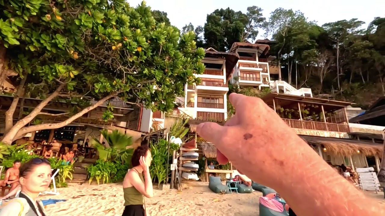 Vanilla Beach, Maremegmeg Beach club on cliffs room and bar is view breathtaking best in all El Nido