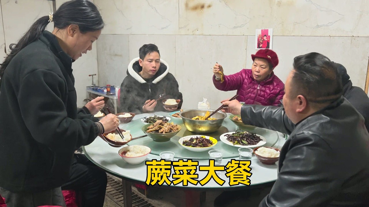 三嫂一家上山找蕨菜，做了一桌蕨菜大餐，一家人其樂融融很溫馨【農人家三嫂】