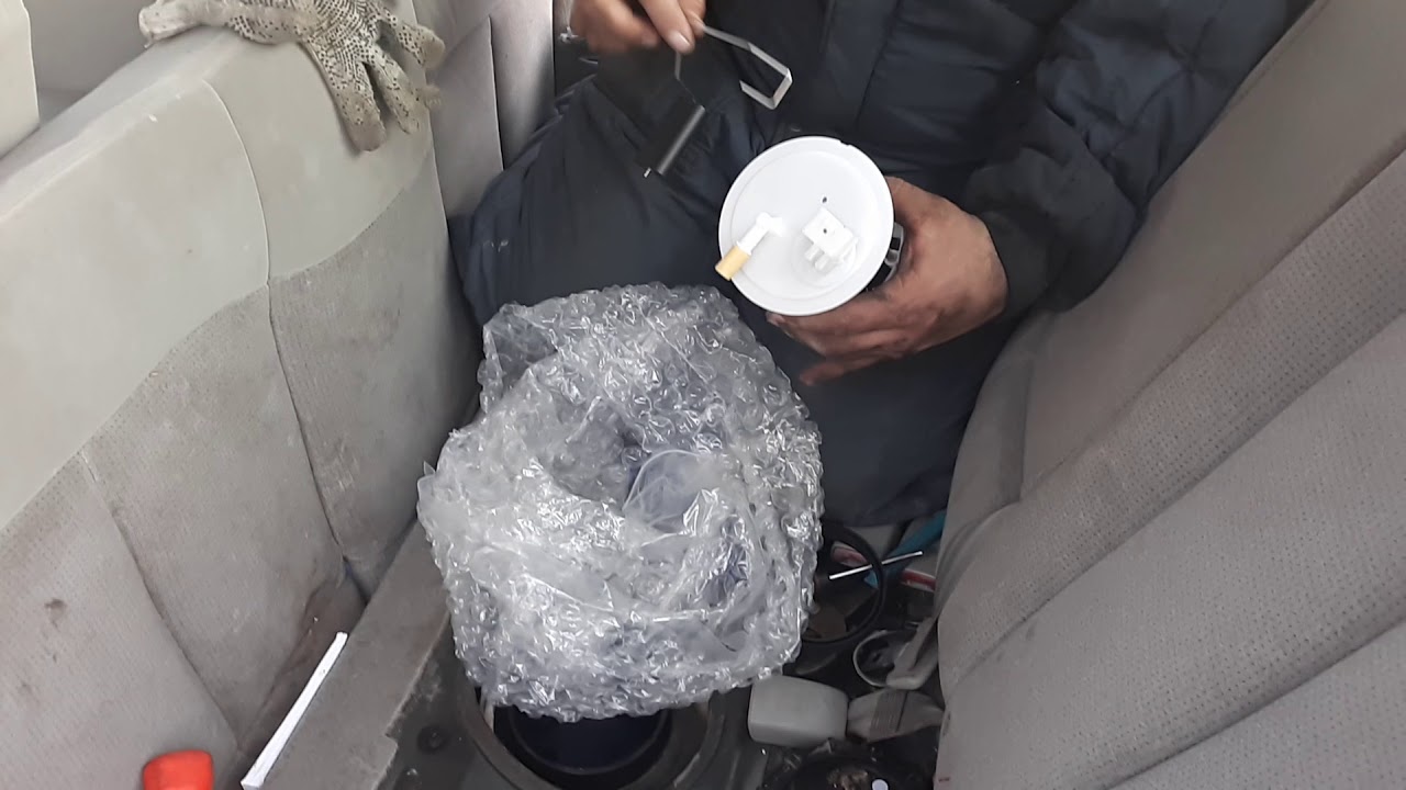 Cambiando bomba de gasolina  nisan altima 2002