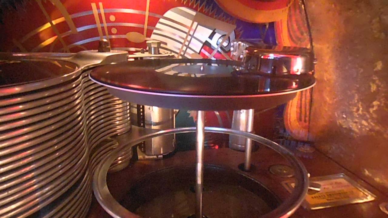 WURLITZER 1015 JUKEBOX MADE 1945 RESTORED BY ROB COLVILL