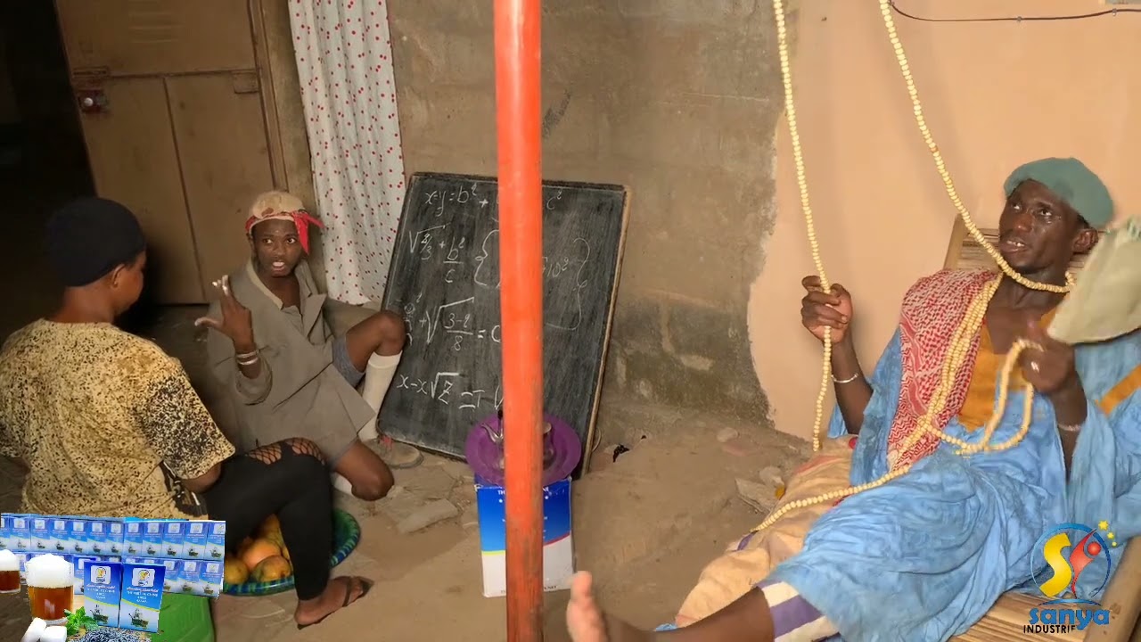 Le Fou Woroli qui surveille son fils Khassa avec sa copine