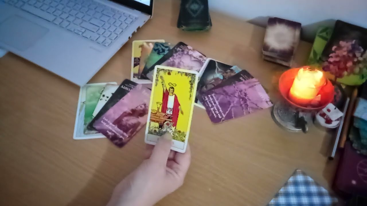 Toată lumea știe că această persoană te iubește, mai puțin tu! Dar vei afla curând!!
