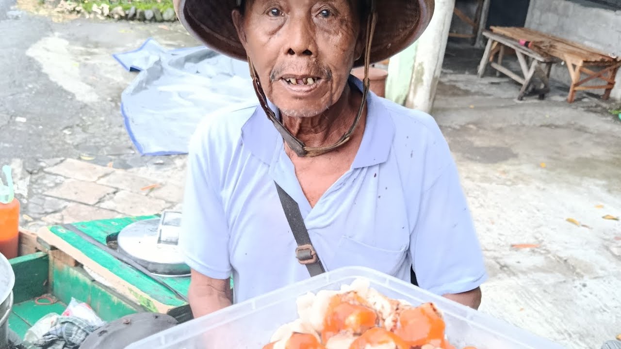 Jualan cilok selama 48 tahun, umur 87 tahun. Pak Kuat Ruso 