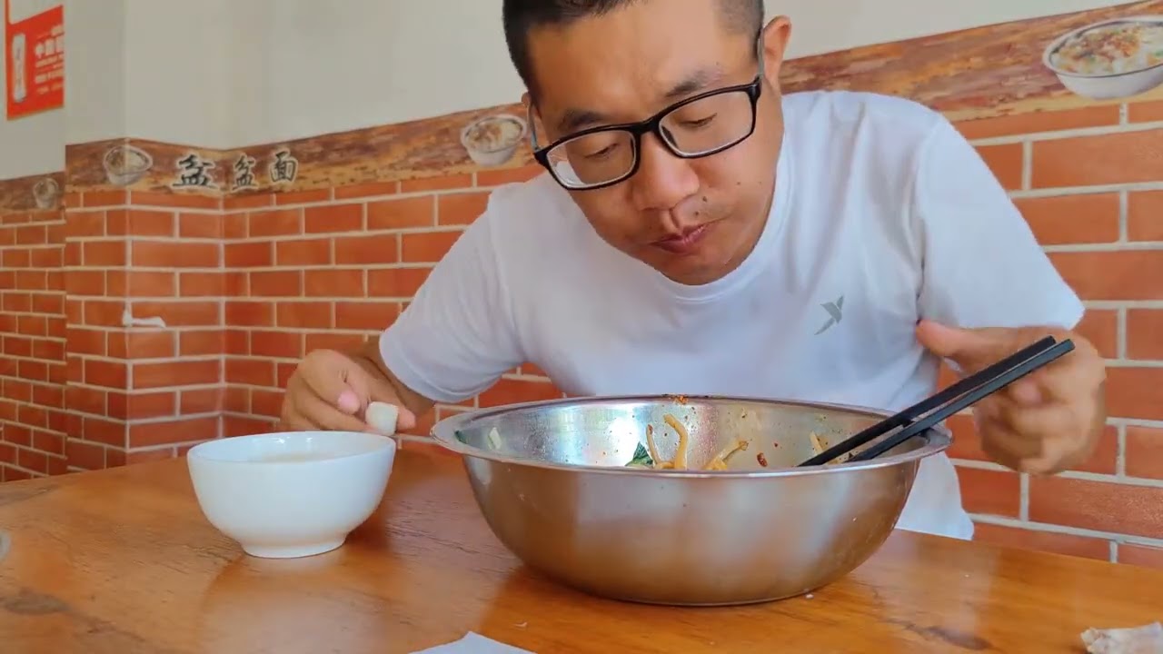 在乾县九块钱吃碗驴蹄子面，面硬有嚼劲味道好，坐车西安票价27元#vlog日常 #地方特色美食 #美食 #美食vlog #生活vlog #面 #vlog #生活纪实 #西北美食 #驴蹄子面