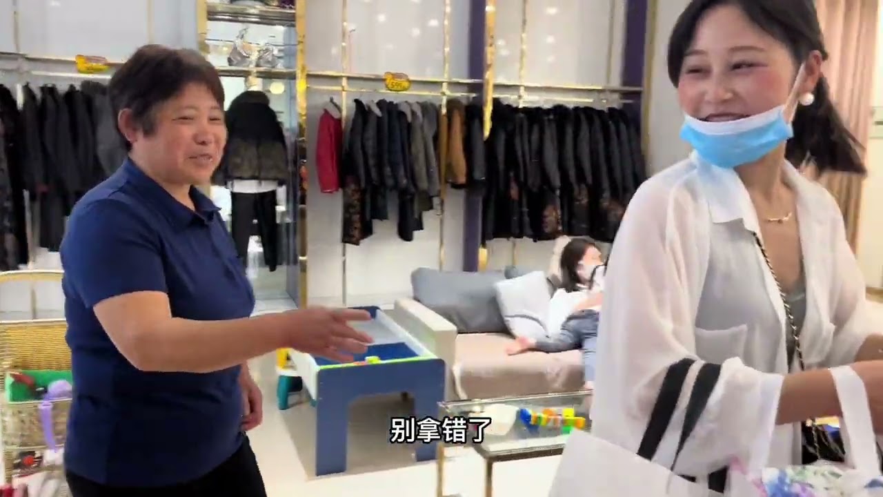 兵嫂母亲节给妈妈买一身衣服，妈妈穿上瞬间年轻，最后画面太温馨