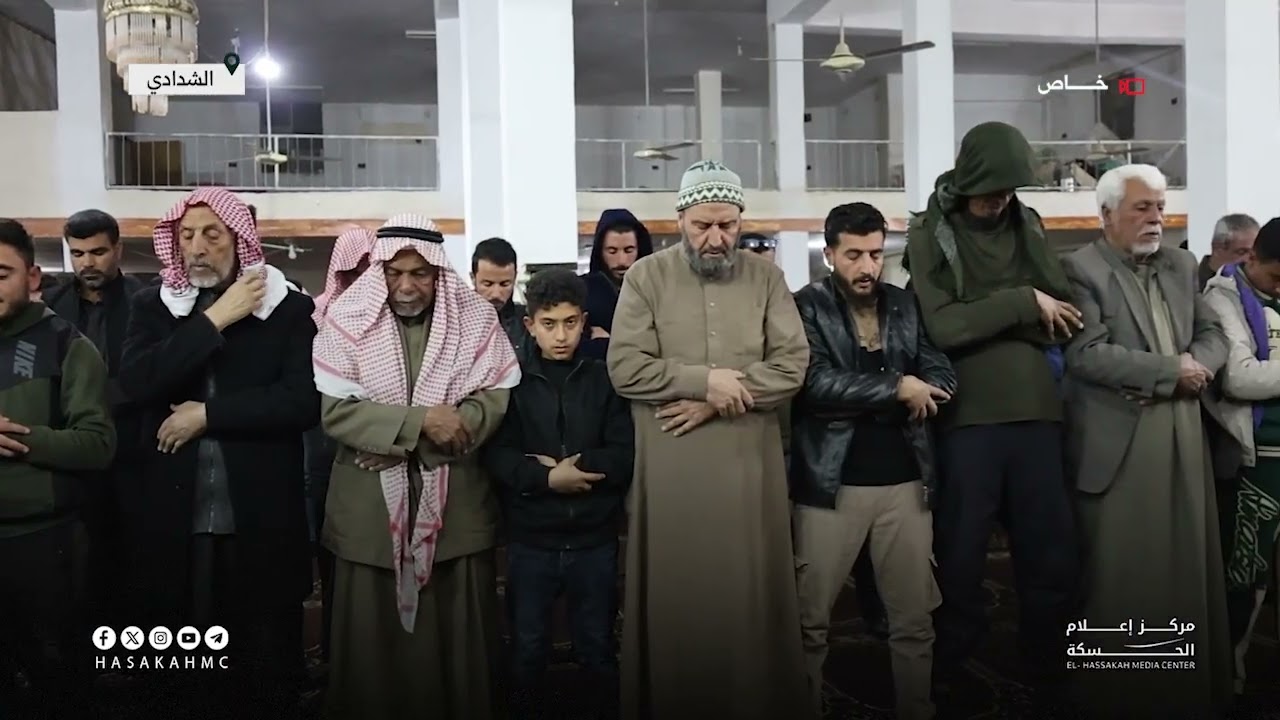 جانب من أولى صلوات التراويح في مسجد أبو بكر الصديق بمدينة الشدادي جنوبي محافظة الحسكة بعد عودة الأمن