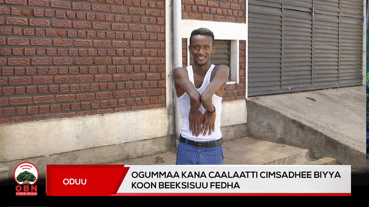 Познакомьтесь с молодым человеком, пока он складывает одеяло!