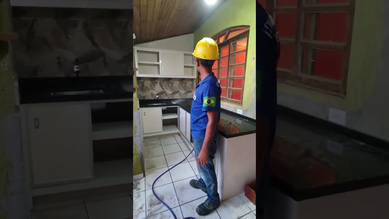 esse pedreiro inventou uma técnica para fazer armário suspenso impermeável a água confira
