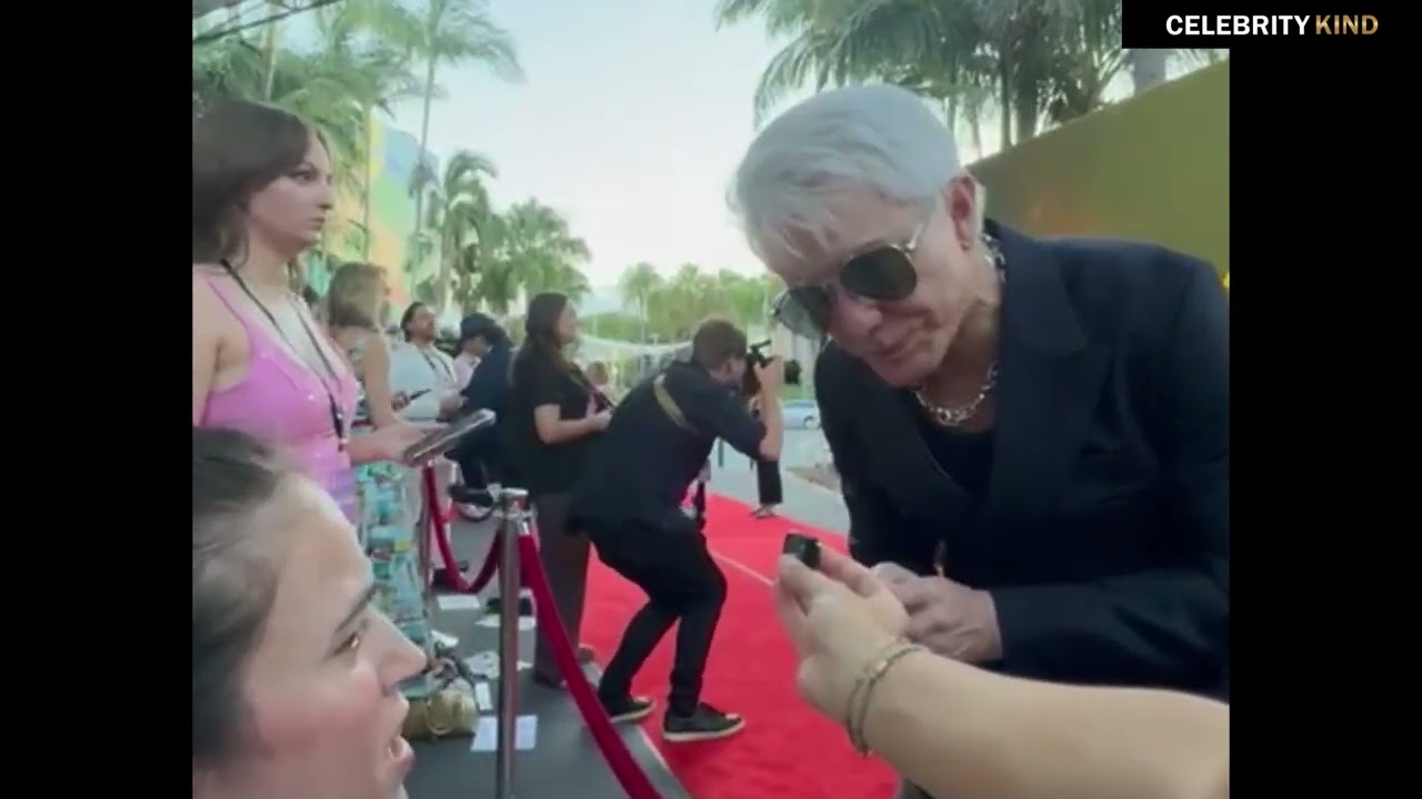 Baz Luhrmann on the red carpet talking “EPiC: Elvis Presley in Concert”