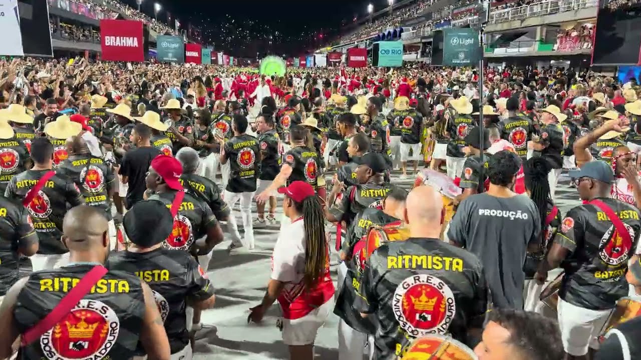 Bateria da Viradouro no ensaio técnico e teste de luz/som na Sapucaí para o carnaval 2025