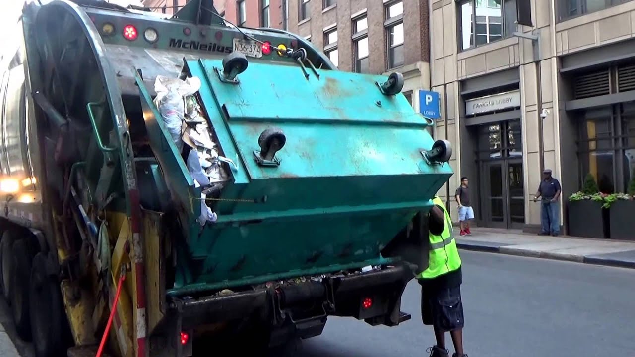 Waste Management 310962 ~  Mack MRU McNeilus Rear Loader