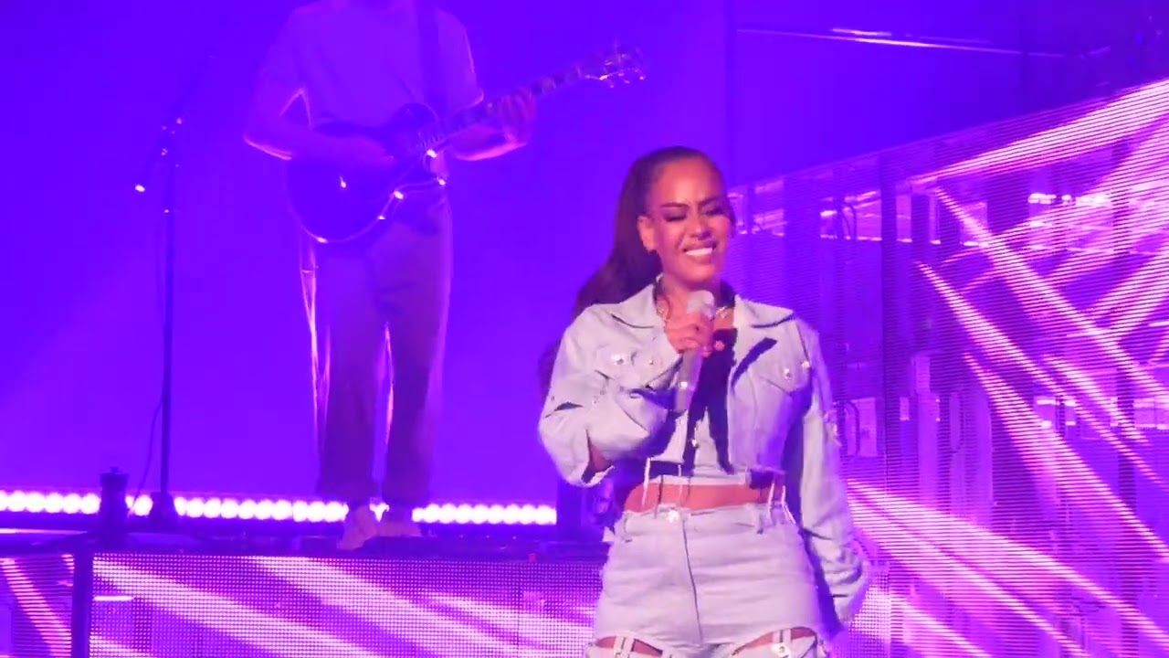 LIVE AUDITORIUM MEGACITE AMIENS Le 23/10/2022   Amel Bent  