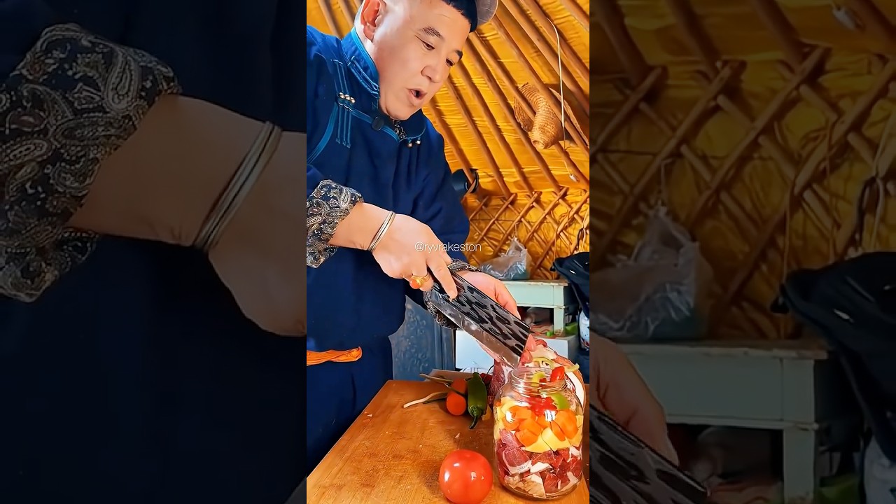 Монгольское особое блюдо из мяса и овощей в банке