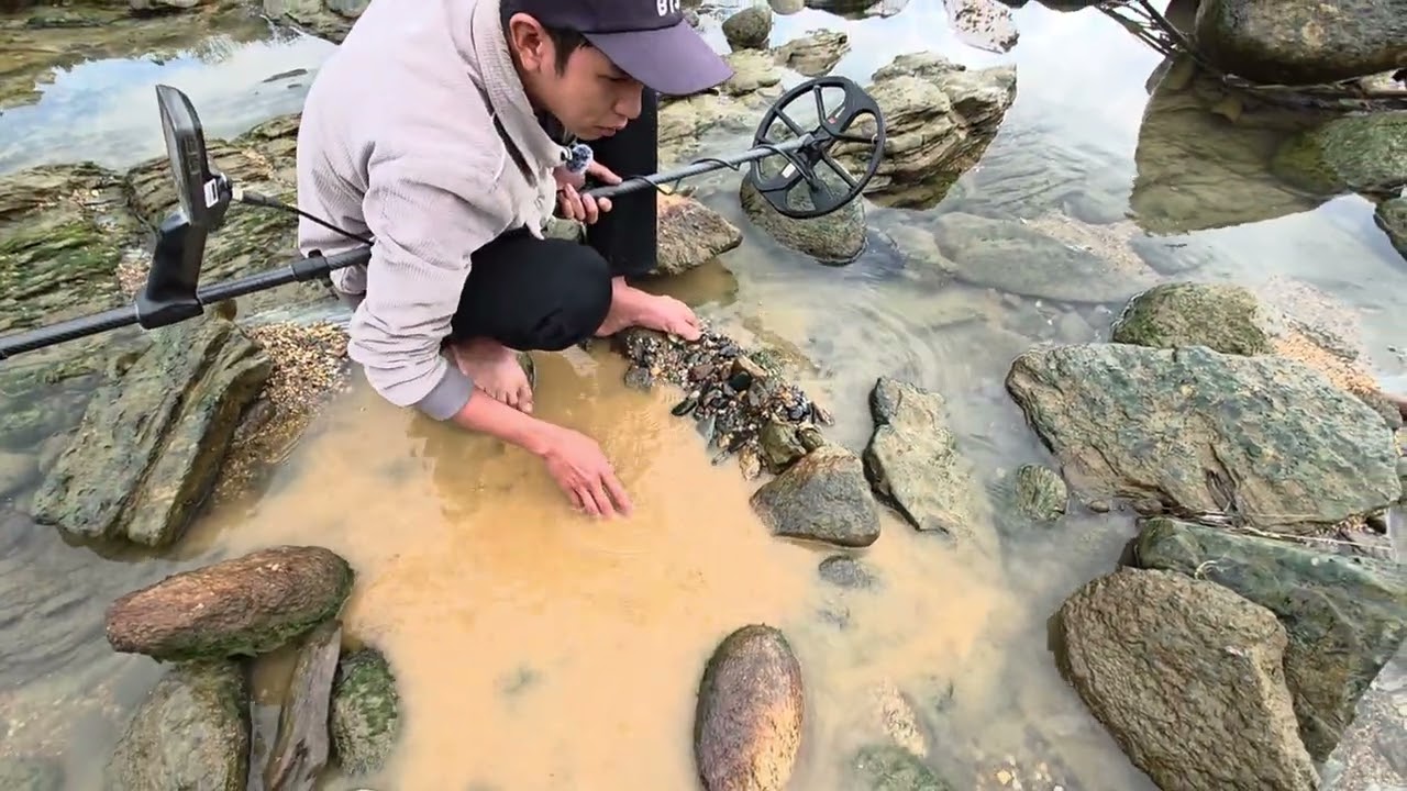 Khám Phá Dòng Sông Hà Giang Bằng Máy Dò Kim Loại Đã Tìm Thấy Những Món Cổ Vật Đông Sơn