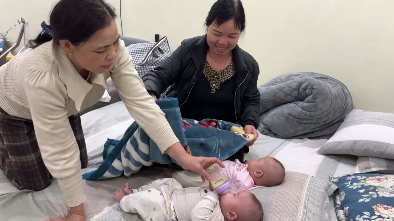 Bà Nội Vơi Bà Ngoại Trông Hai Anh Cò Để Chị Sen Nghỉ Ngơi