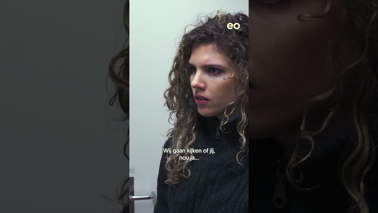 Rachel wordt in haar holtes gecontroleerd 