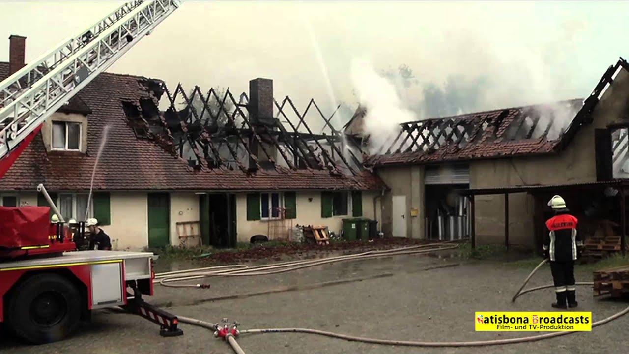 Meterhohe Flammen - Bauernhof in K&ouml;fering brennt komplett nieder
