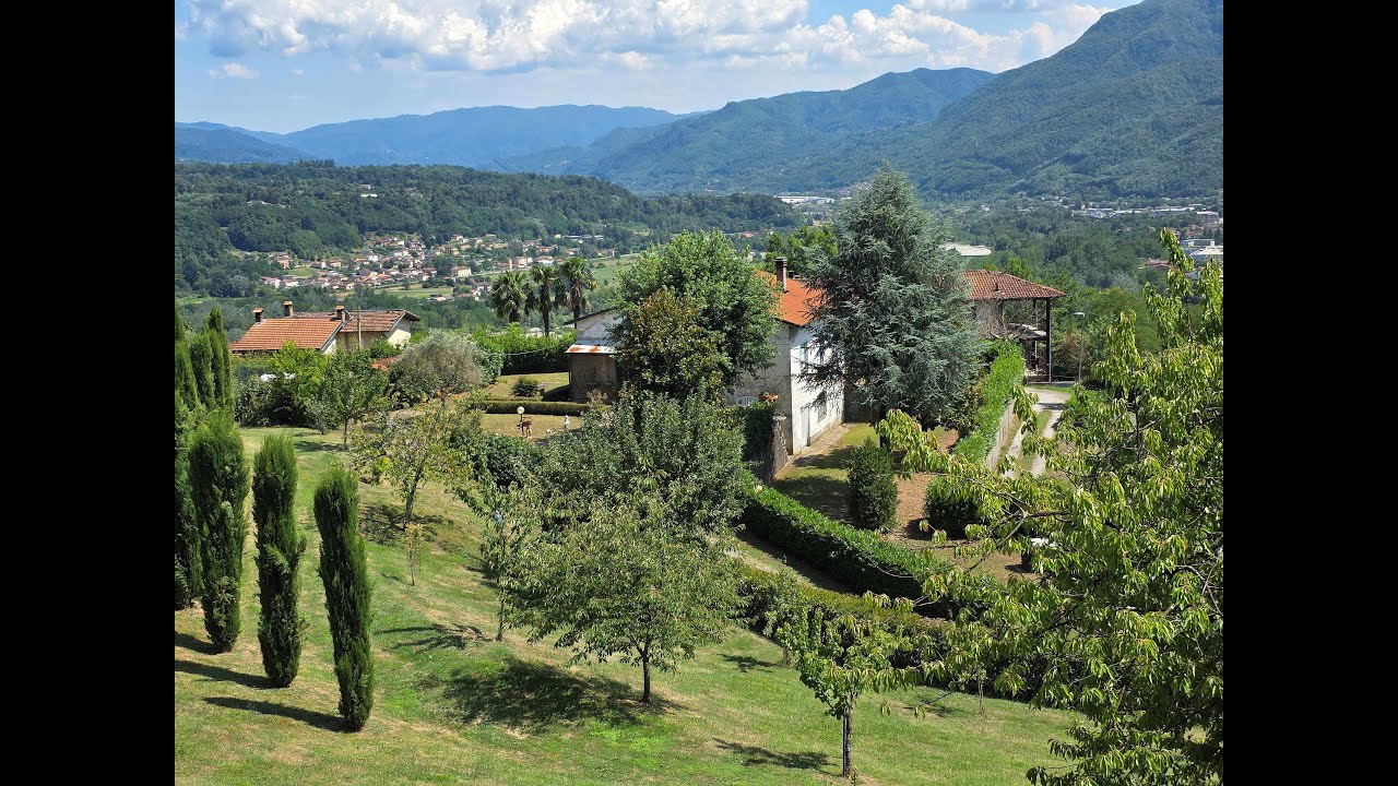 Villetta con ampio terreno in posizione panoramica e soleggiata in Garfganana. Rich. € 150.000