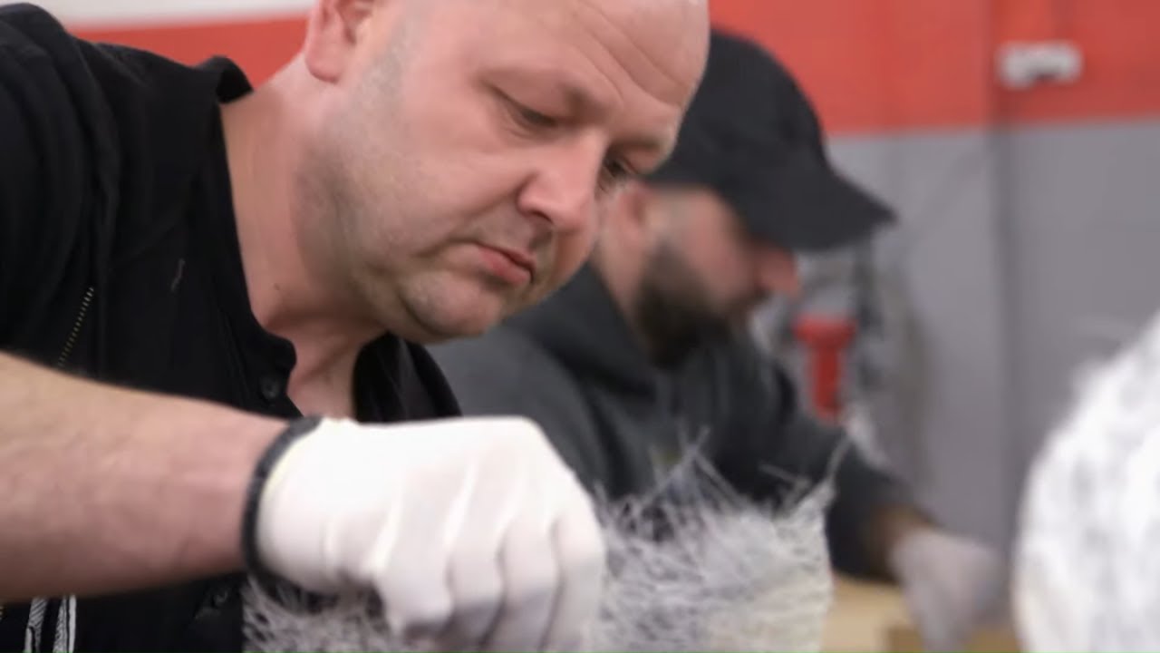 Panowie do późna układali włókno szklane na poszerzeniach! 