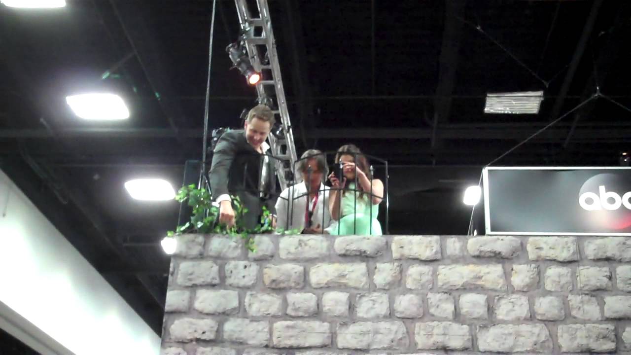 Josh Dallas, Emilie de Ravin, Robert Carlyle interacting with the crowd SDCC 2014